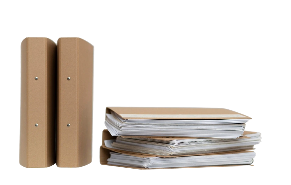 Twee rechtopstaande kantoordossiers naast een stapel papieren, die symbool staan voor een professionele documentorganisatie en efficiënte archiveringssystemen.